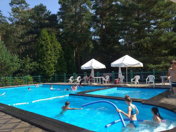 Basen, dostepny w lipcu i sierpniu