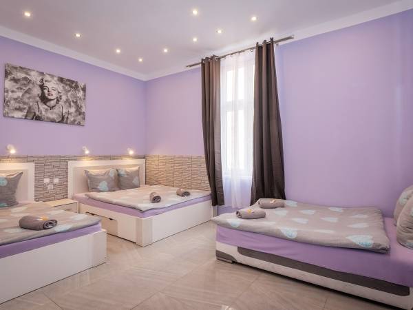 Hostel 70s and Apartmenty Queen