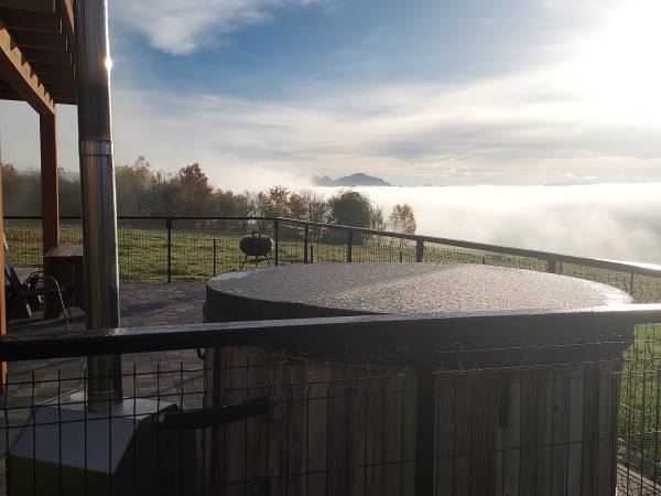 Balia na tarasie domek czarny 