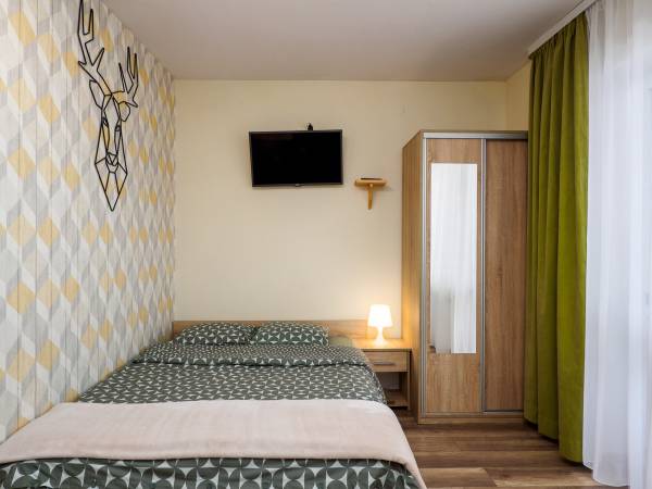 Pokój z aneksem kuchennym, łazienką oraz balkonem