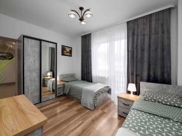 Pokój z aneksem kuchennym, łazienką oraz balkonem