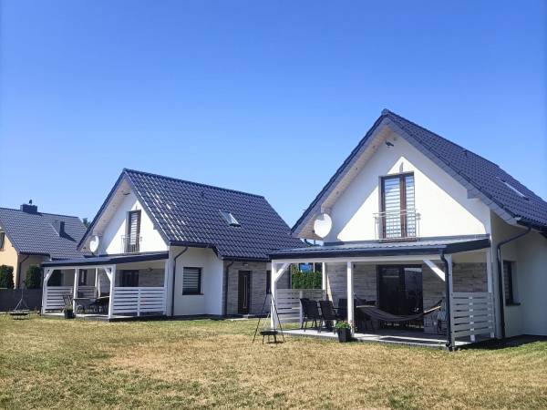 na 1200 m. ogrodzonej działce znajdują się tylko 2 domki 