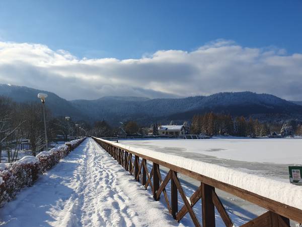 widok Szczelińca Wielkiego z Zalewu