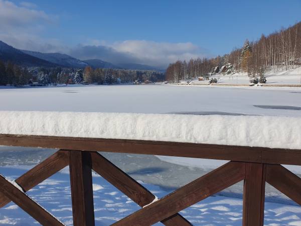 Widok na Skałę Bromowską z zalewu Radkowskiego