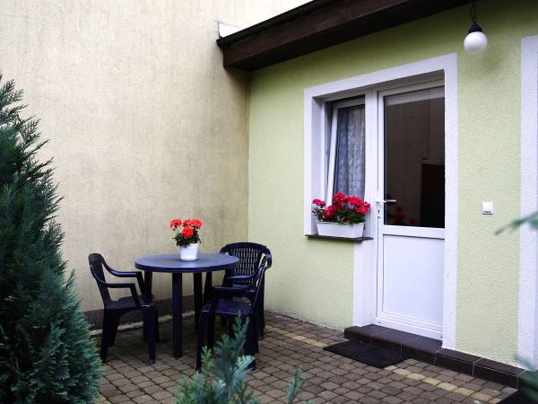 wejście do pokoju z lewej strony w oddzielnym domku