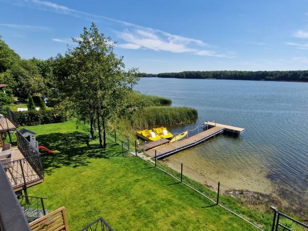 Domki nad jeziorem, Kaszuby, linia brzegowa, sprzęt wodny