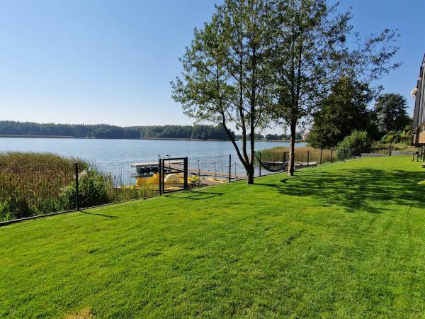 Domki nad jeziorem, Kaszuby, linia brzegowa, sprzęt wodny