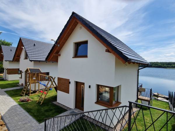 Domki nad jeziorem, Kaszuby, linia brzegowa, sprzęt wodny