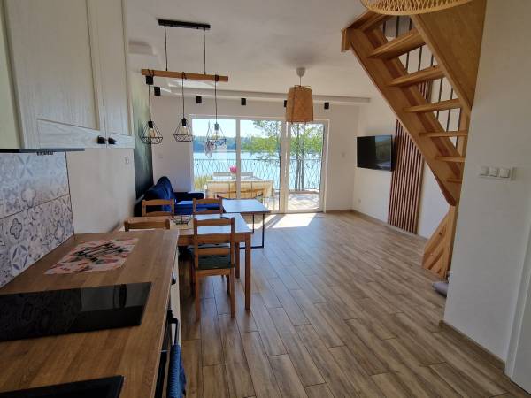 Domki nad jeziorem, Kaszuby, linia brzegowa, sprzęt wodny