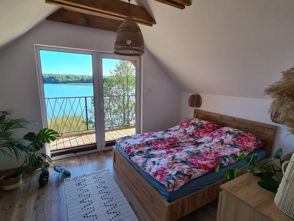 Domki nad jeziorem, Kaszuby, linia brzegowa, sprzęt wodny