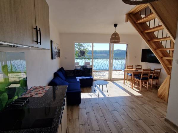 Domki nad jeziorem, Kaszuby, linia brzegowa, sprzęt wodny