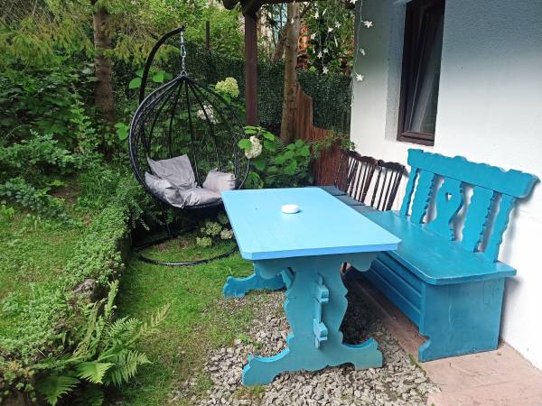 Apartament 5 osobowy (2 pokoje) z aneksem kuchennym, łazienką i prywatnym ogródkiem.