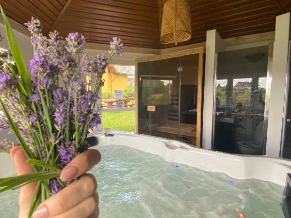 Apartamenty ADAMCYKÓWKA z jacuzzi i sauną