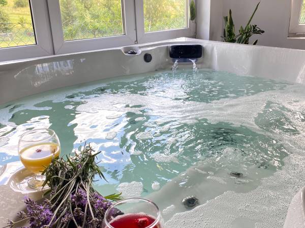 Apartamenty ADAMCYKÓWKA z jacuzzi i sauną