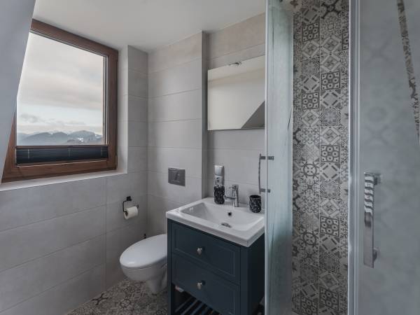 łazienka na piętrze w domku premium 