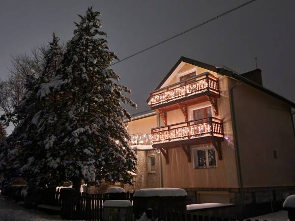 WIDOK APARTAMENTOWCA OD STRONY ULICY