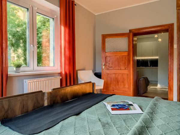 Sypialnia w apartamencie z balkonem