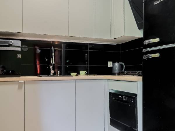 Aneks kuchenny w apartamencie z balkonem