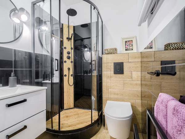 Łazienka w apartamencie z balkonem