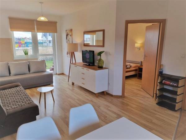 Apartament Nr 1. Salon, aneks kuchenny, łazienka, sypialnia, taras.