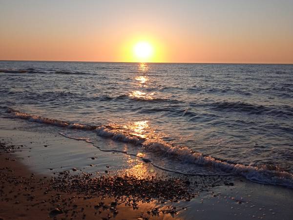 zachód słońca na plaży w gąskach