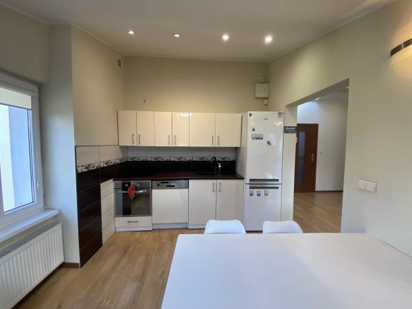 – Apartament George 89 m2 z balkonem, 3 sypialnie, prywatny parking, adres: ul. 3 Maja 25.