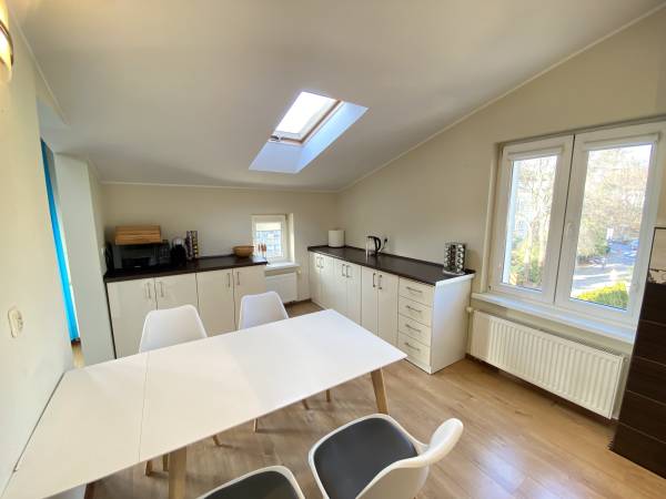 – Apartament George 89 m2 z balkonem, 3 sypialnie, prywatny parking, adres: ul. 3 Maja 25.