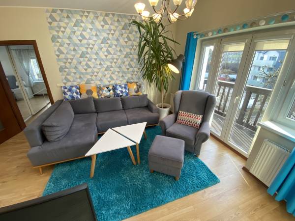 – Apartament George 89 m2 z balkonem, 3 sypialnie, prywatny parking, adres: ul. 3 Maja 25.