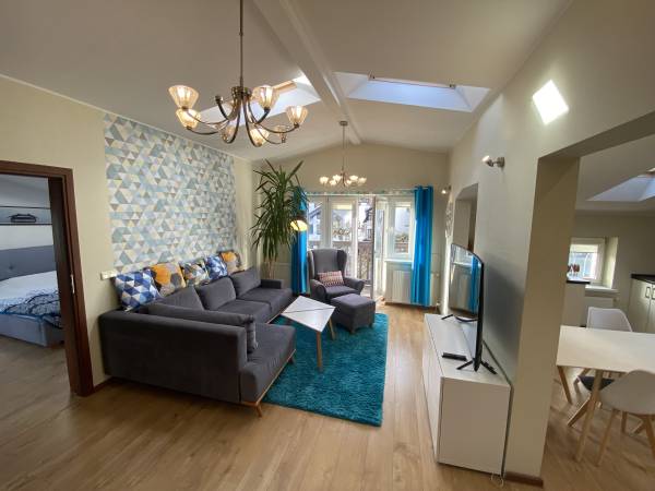 – Apartament George 89 m2 z balkonem, 3 sypialnie, prywatny parking, adres: ul. 3 Maja 25.