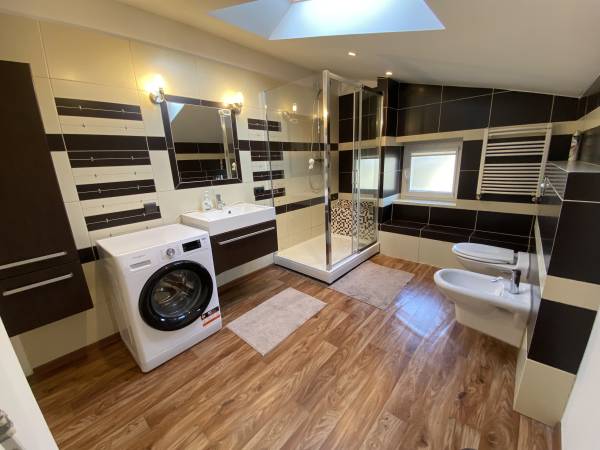 – Apartament George 89 m2 z balkonem, 3 sypialnie, prywatny parking, adres: ul. 3 Maja 25.