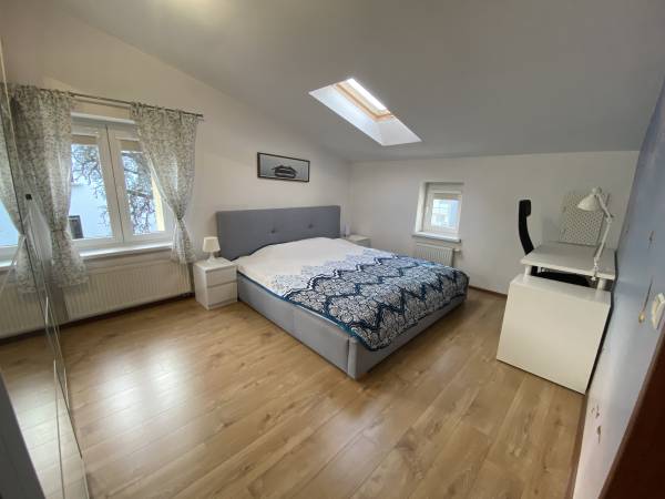 – Apartament George 89 m2 z balkonem, 3 sypialnie, prywatny parking, adres: ul. 3 Maja 25.