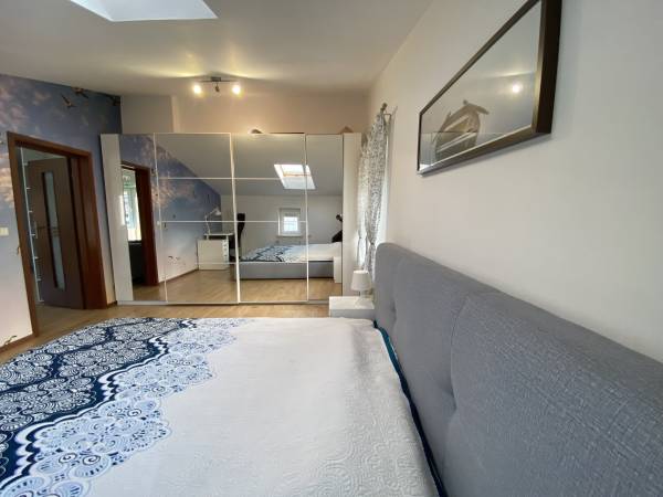 – Apartament George 89 m2 z balkonem, 3 sypialnie, prywatny parking, adres: ul. 3 Maja 25.