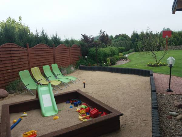 ogród z placem zabaw