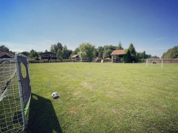 Plac do gry w badmintona i w piłkę nożną 