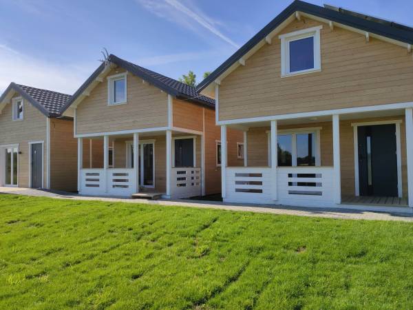 Torfu-trzy wolnostojące domki