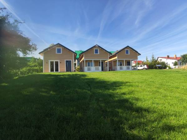 Domki Torfu od strony trawnika