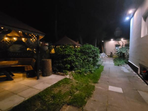 Podwórko wieczorową porą