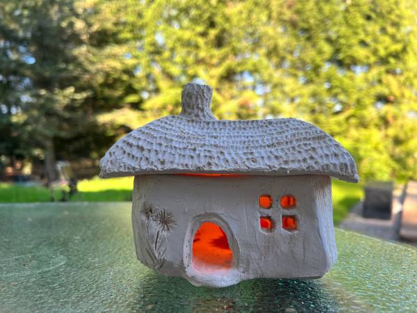 Domek metodą kurinuki, biskwit ze świeczuszką w środku