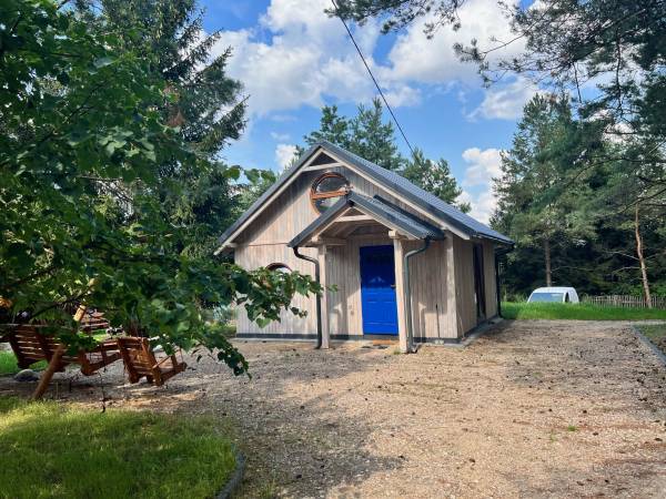 Niebieski domek w oddali