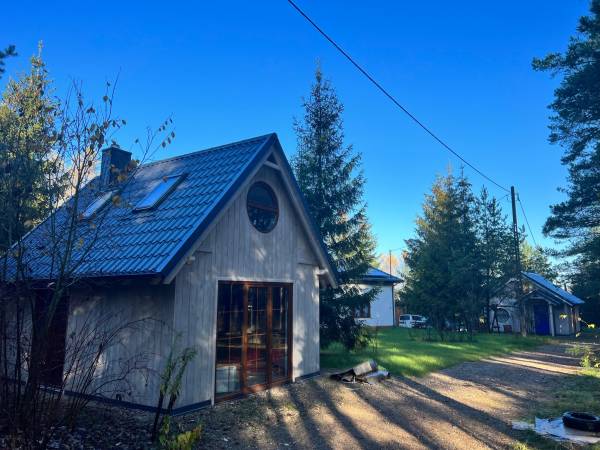 Słoneczny poranek przy czerwonym domku