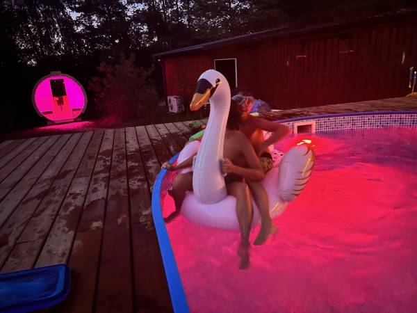 Basen nocą oświetlany może być na różne kolory