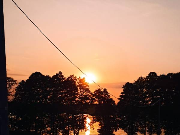 widok nad jeziorem zachód słońca