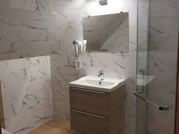  łazienka do pokoju 4 os.