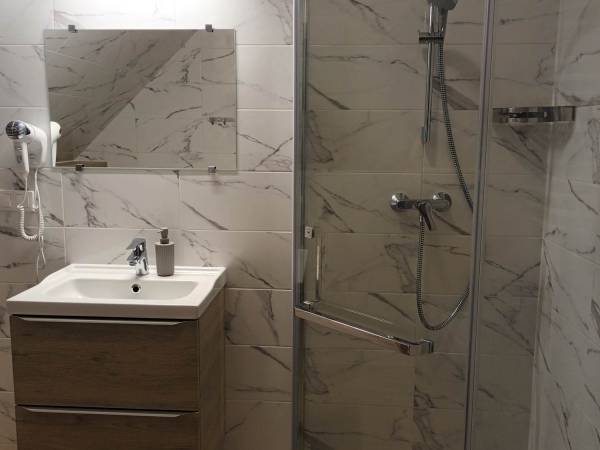 łazienka do pokoju 4 osobowego