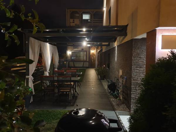 Teren z zewnątrz, miejsce na grilla i odpoczynek 