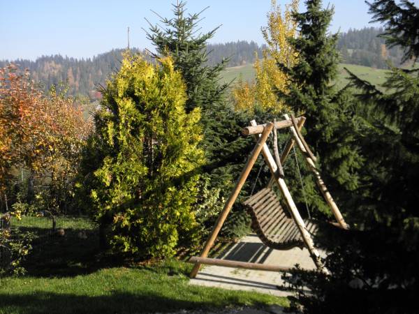 huśtawka w ogrodzie