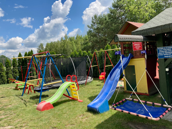 Plac zabaw z trampoliną i ślizgawkami
