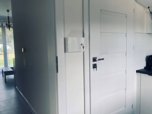 Apartament 1 - przejście z aneksu kuchennego do pokoju dziennego