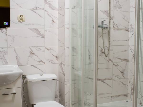 łazienka w pokoju 4 osobowym 