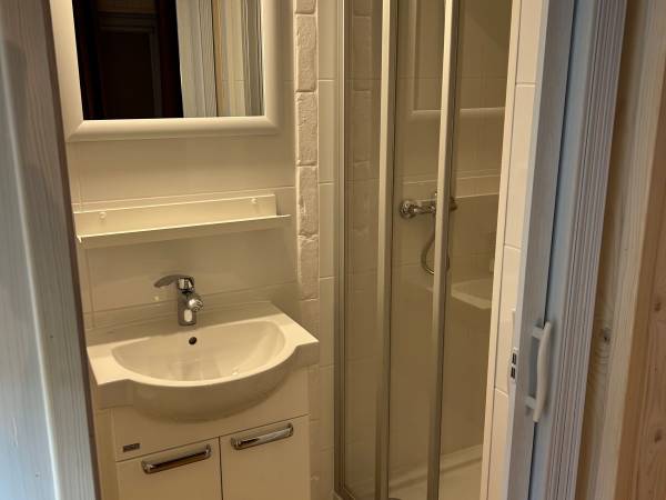 łazienka w pokoju nr 4 z kabiną 80